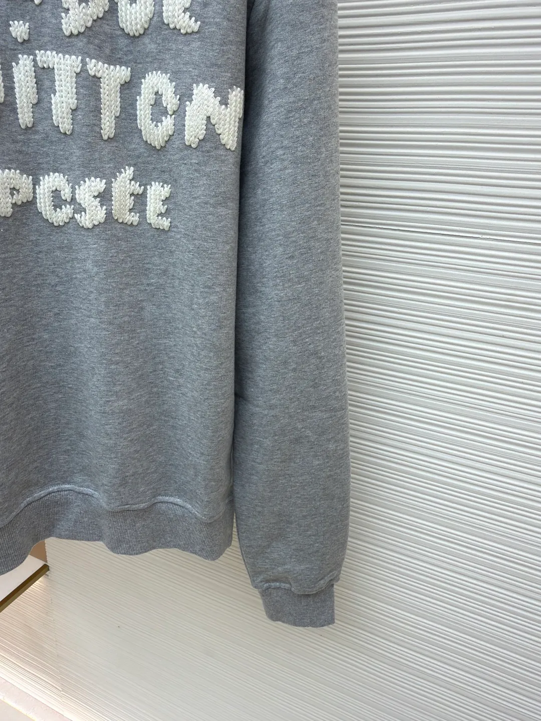 LOUIS VUITTON embroidered hook-and-loop letter sweatshirt ●Authentic product: 11300 purchased and developed ●Item number: 1680685-A85 ●Fabric: pure cotton fabric ●Technology: embroidered hook-and-loop pattern production ●Version: fitted version ●Weight: about 600 grams ●Size: XS-S-M-L ●Description: Made of customized YB native cotton fabric, soft and breathable, comfortable and stylish to wear. The oversized loose fit is combined with the round neck pullover sweatshirt cut to create a classic casual style. The fabric has been specially treated to maintain the skin-friendly properties of cotton and improve the overall crispness. Thick line embroidery is used on the front and back to present the brand logo. The iconic LV monogram is outlined in fine embroidery on the chest, while Marque L.Vuitton Déposée is fully embroidered on the back. The embroidery lines are full and three-dimensional, creating a realistic hand-woven visual effect through unique knitting techniques. Every embroidery detail is strictly controlled to ensure that the stitches are even and fine, and the pattern is clear and delicate. The overall wiring is straight and delicate, the fabric is comfortable and soft, and the color is consistent without color difference. It can be matched with the same style to create a fashionable look and control various occasions. Customized accessories, complete with three standards, same style for men and women!
